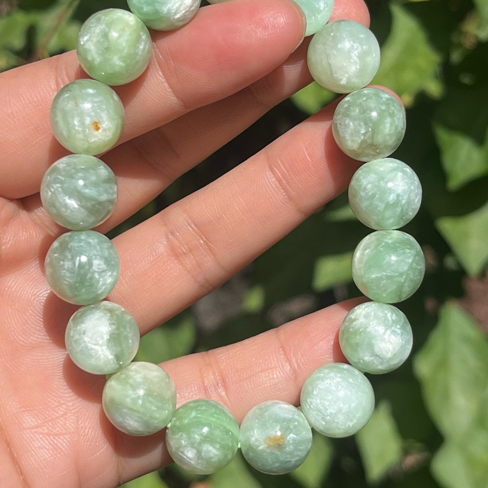 12.5mm stretchable flashy light green mica bracelet - Picture 8 of 9